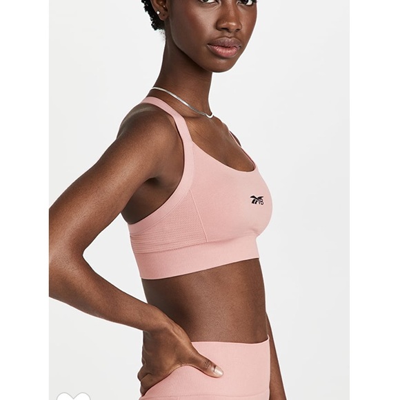 Reebok x Victoria Beckham
RBK VB Seamless Leggings & RBK VB Seamless Bra - Picture 5 of 11